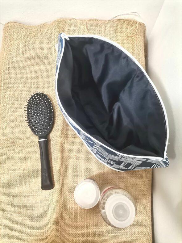 Trousse de toilette - Graphique bleu marine – Image 2