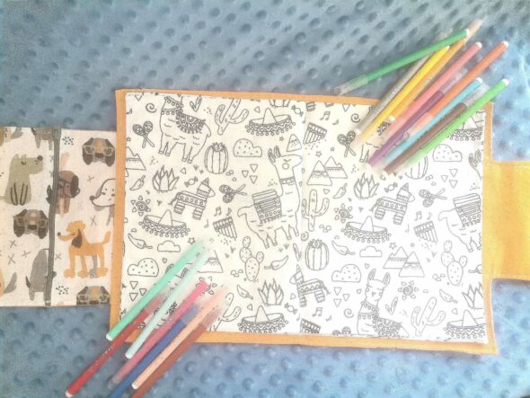 Cahier de coloriage lavable - Petits chiens jaune moutarde – Image 2