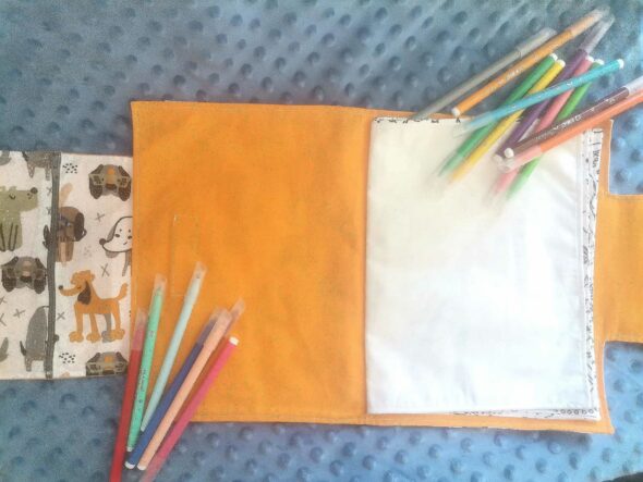 Cahier de coloriage lavable - Petits chiens jaune moutarde – Image 5