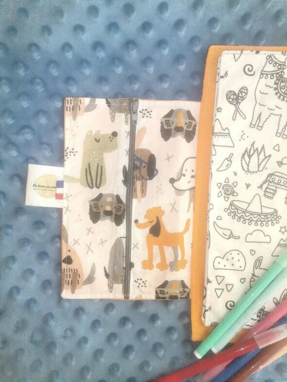 Cahier de coloriage lavable - Petits chiens jaune moutarde – Image 4